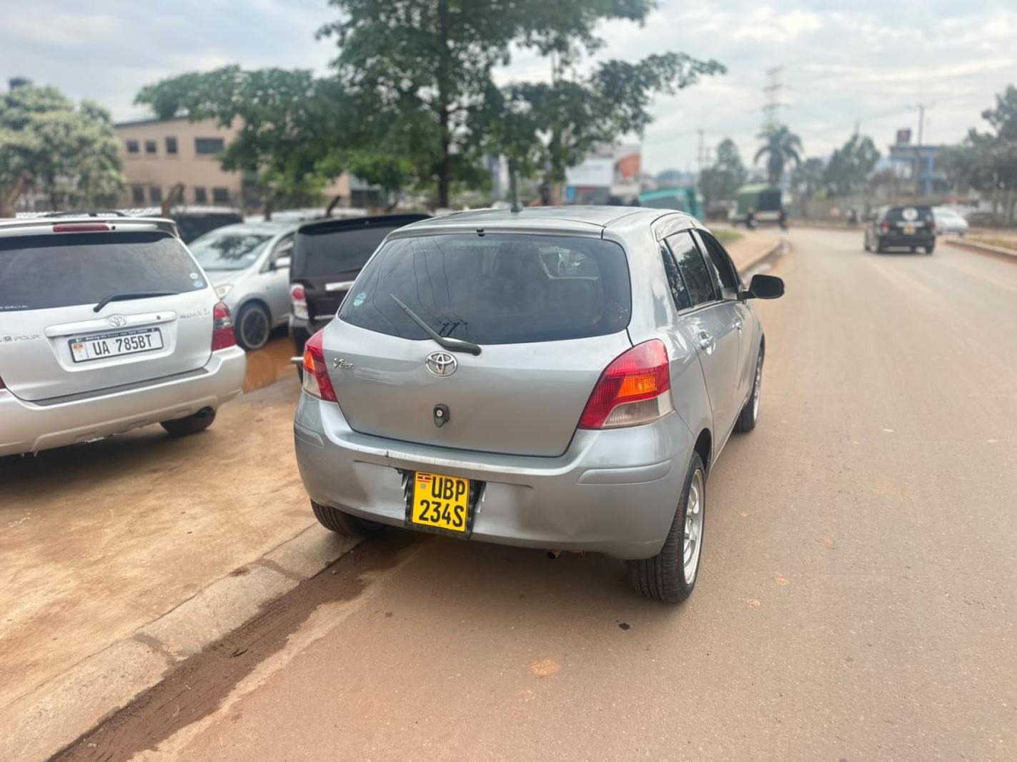 2008 Toyota  Vitz photo 2