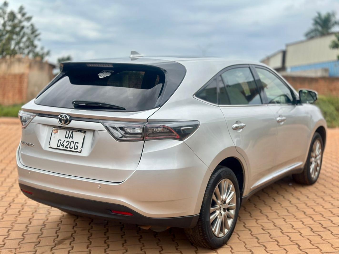 2015 Toyota  Harrier photo 1