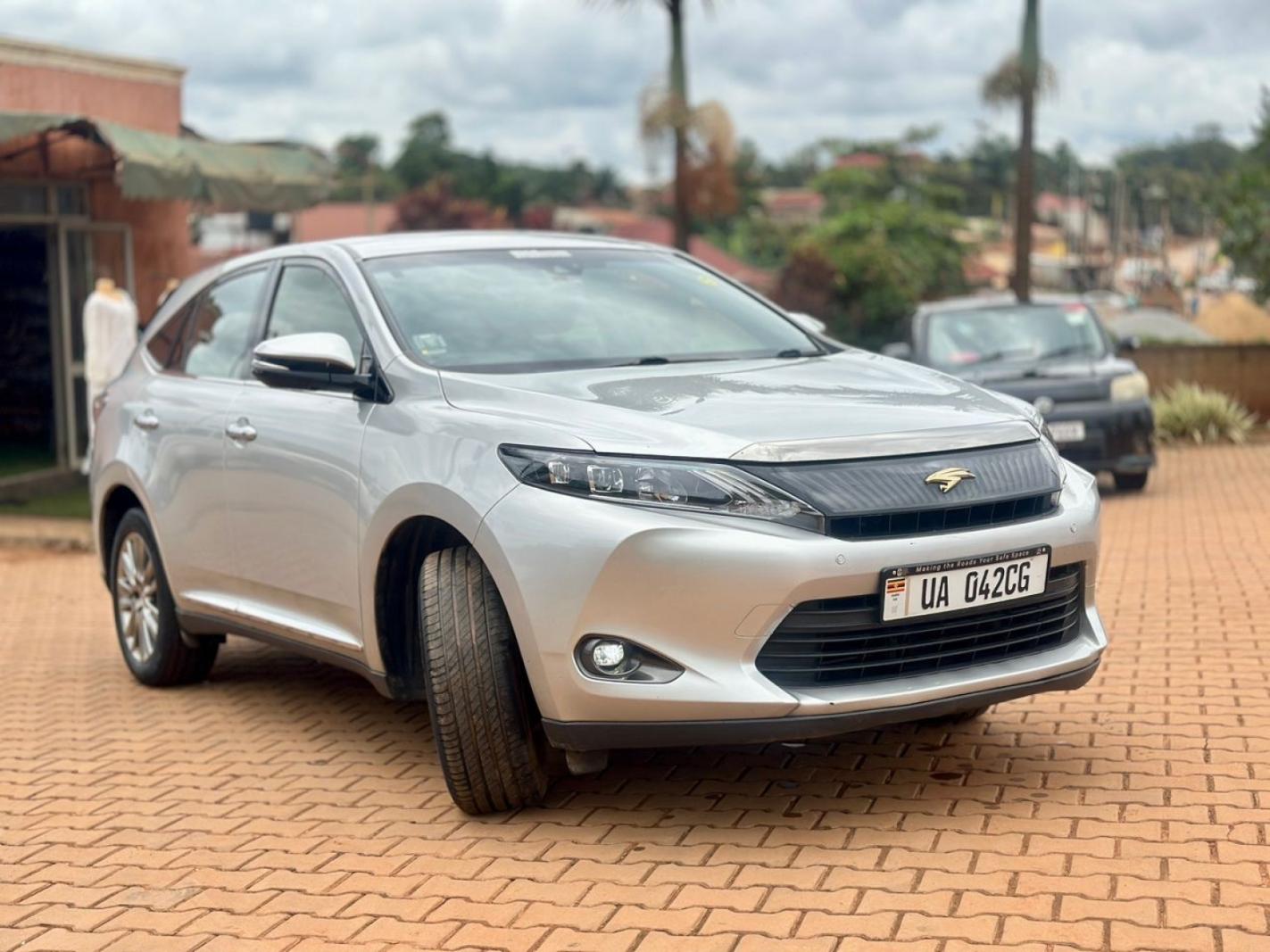 2015 Toyota  Harrier photo 2