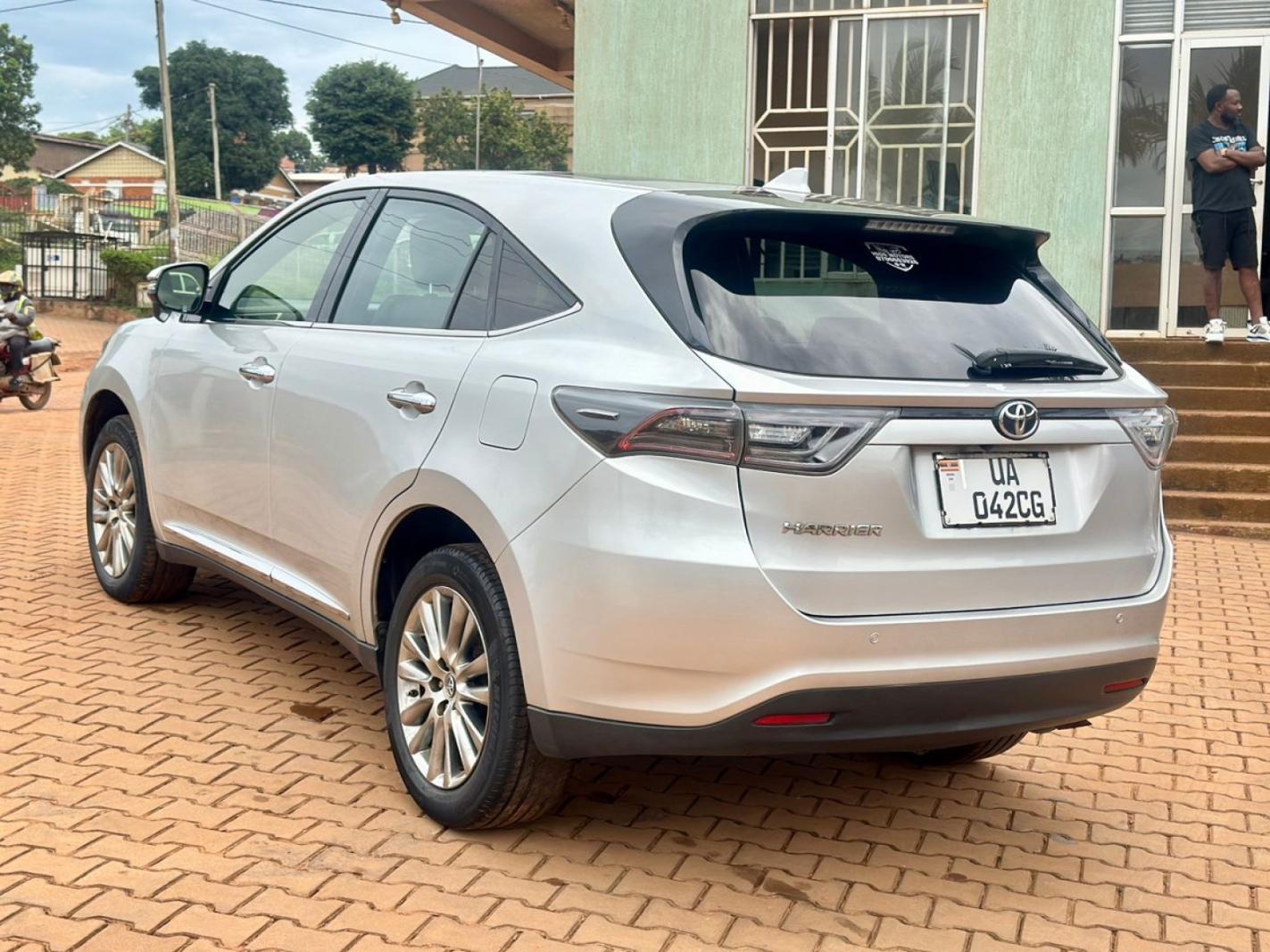 2015 Toyota  Harrier photo 3