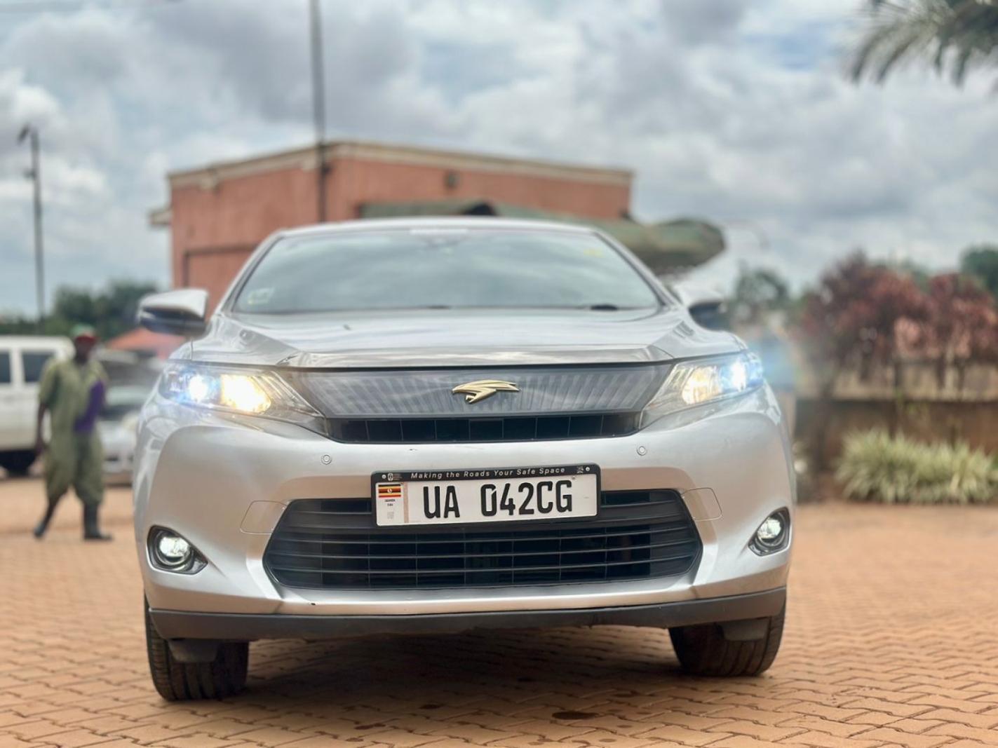 2015 Toyota  Harrier photo 4