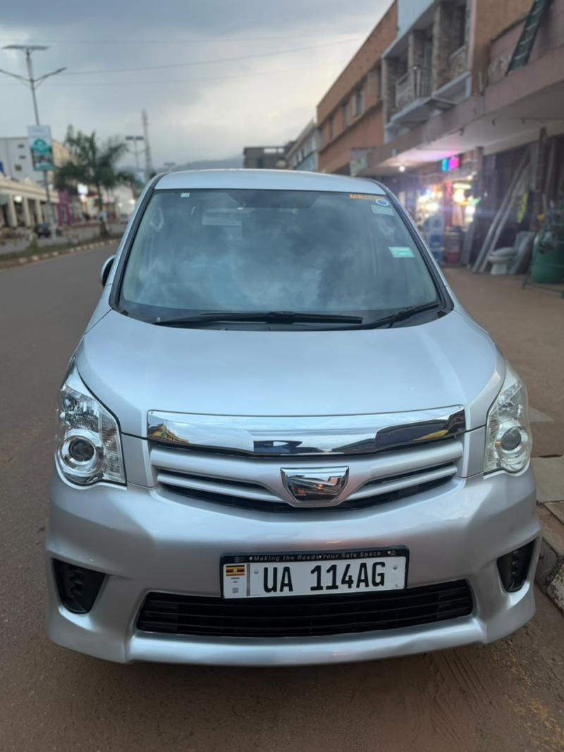 2010 Toyota  Noah photo 4