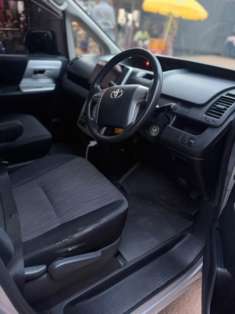 2010 Toyota  Noah photo 8